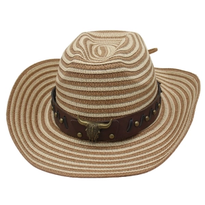 Chapeau de cowboy en paille rayée avec large bord, ruban en cuir et ornement tête de taureau