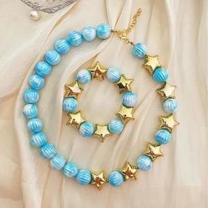 Set collana e braccialetto stile hawaiano con perline blu e stelle dorate