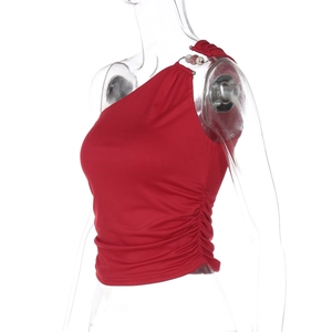 Dettaglio del crop top rosso monospalla con spallina decorata e arricciatura laterale
