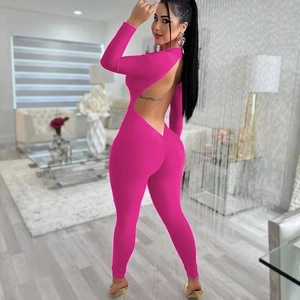 Detailansicht der Rückseite eines rosa langärmeligen rückenfreien Jumpsuits mit schmaler Passform