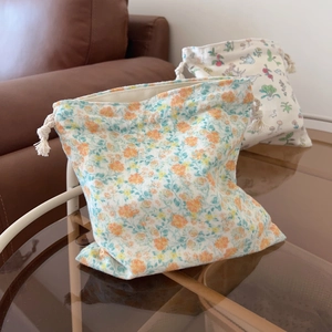 Sac à cordon en velours crème doux avec élégant motif floral jaune et cordon coton