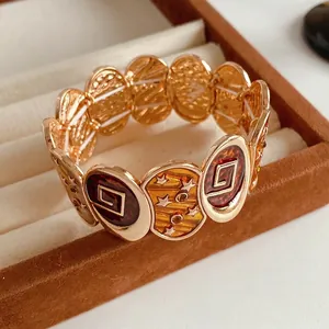 Bracelet vintage doré avec étoiles et résine ambre dans un coffret velours