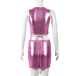 Vue arrière d'un ensemble top court et mini-jupe rose métallisé brillant sur mannequin