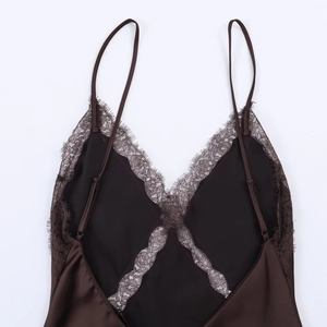 Détails de la robe en satin marron foncé avec dentelle et coupe profonde dans le dos