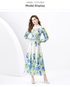 Detail eines geblümten Maxikleides mit Stehkragen und Gürtel im Vintage-Sommer-Look