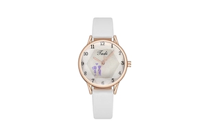 Détail d'une montre en cuir blanc avec boîtier rose doré et motif cartoon mignon