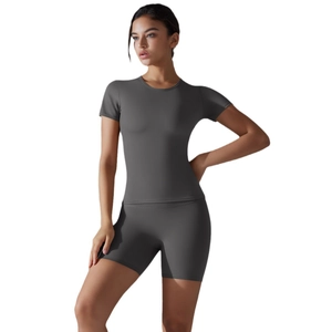 Ensemble de sport gris foncé pour femme avec t-shirt de yoga ajusté et short de course
