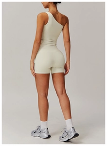 Détail de l'ensemble de yoga avec haut à une épaule et short sculptant à taille haute