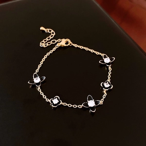 Bracelet élégant en or avec fleurs en émail noir et pierres de zircon scintillantes