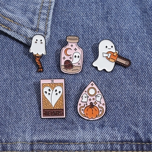 Lot de 5 épingles d'Halloween en émail avec fantômes et citrouille sur du denim