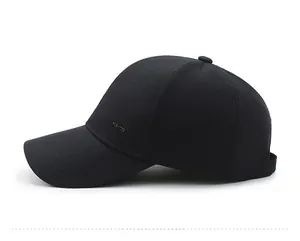 Vue latérale d'une casquette noire avec détail de texte FASHION et texture sergé