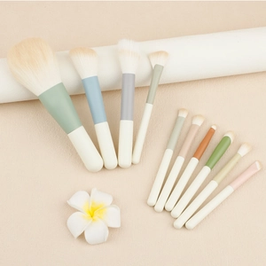 Detail von 10-teiligem Morandi-Make-up-Pinsel-Set mit weichen Borsten auf beigem Leder