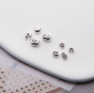 Makroaufnahme der polierten S925 Sterlingsilber Quetschperlenabdeckungen für Schmuck