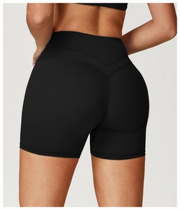 Détail arrière du short de yoga noir taille haute avec couture en V sculptante