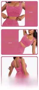 Detail van roze geribbelde sporttop met vierkante halslijn en brede schouderbanden