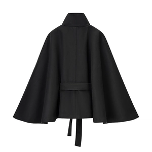 Rückansicht eines schwarzen Wollmantel-Capes mit Stehkragen und dekorativem Taillengürtel