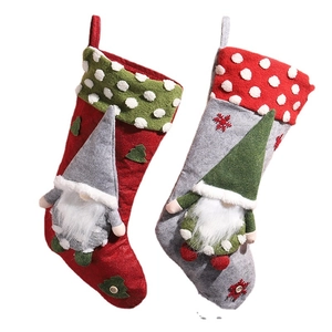 Coppia di calze di Natale festose con bambole gnomo 3D e bordo in morbida lana
