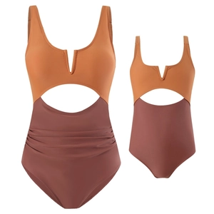 Maillots de bain assortis orange et bordeaux avec découpes pour mère et fille