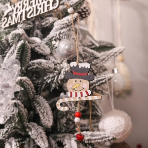 Pendentif bonhomme de neige en bois avec perles et cloche sur un sapin de Noël