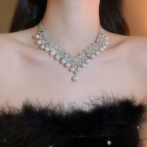 Gros plan détaillé d'un collier floral en V argenté orné de cristaux et de perles