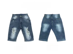 Détails du short en jean bleu délavé avec des trous déchirés et une texture usée