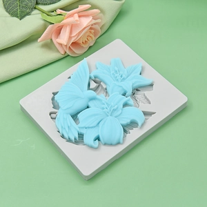 Moule en silicone pour pâtisserie avec motifs détaillés d'oiseaux et de fleurs de lys