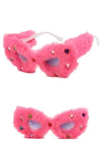 Dettaglio degli occhiali da sole cat-eye in ecopelliccia rosa con strass colorati