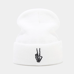 Détail du bonnet en tricot blanc avec broderie main de squelette noire sur le revers