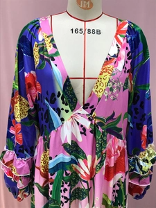 Detalle de vestido largo con cuello en V y estampado de leopardo con puños de volantes