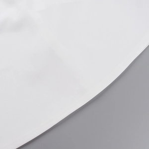 Détail du tissu blanc à armure toile et de l'ourlet élégant de cette robe courte