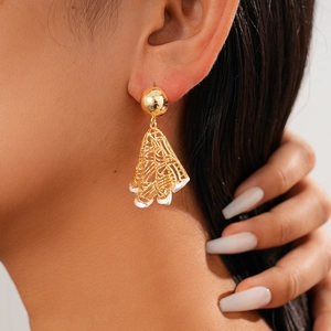 Close-up of 18K gold-plated mesh earrings featuring hollow design and white pearl drop