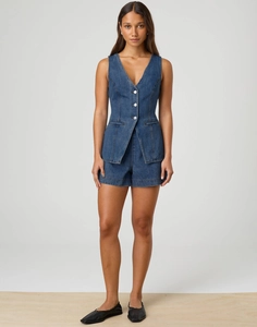 Détail d'un ensemble en jean bleu foncé avec gilet boutonné col V et short assorti