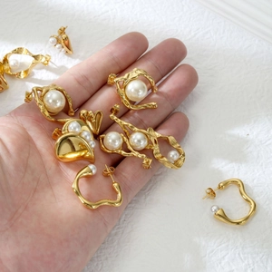 Elegante 18k vergoldete Edelstahl-Perlenohrringe in minimalistischen unregelmäßigen Designs