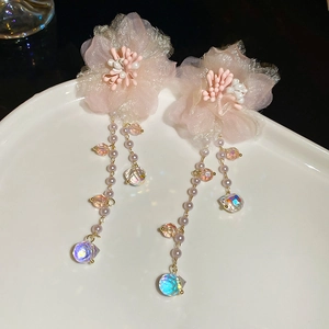 Orecchini a fiore in tulle rosa con perle bianche e nappe di cristallo iridescenti