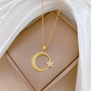 Collier lune et étoile doré avec zircons sur soie blanche et boîte en cuir luxueuse