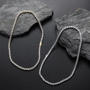Détail de colliers tennis en or et argent avec zircons brillants sur support en pierre
