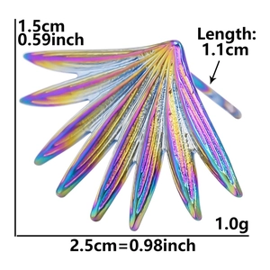 Orecchino a ala arcobaleno in acciaio inox con dimensioni dettagliate e misure