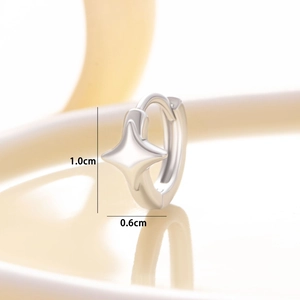 Orecchino a stella in argento minimalista su piatto bianco con dimensione altezza 1,0 cm