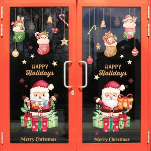 Détail d'autocollants de Noël avec Père Noël et cadeaux sur des portes vitrées