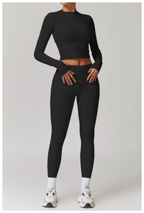 Vue de face d'un haut court à manches longues noir et d'un legging de yoga à taille haute