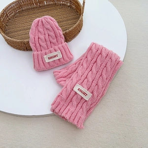 Detailansicht von rosa Strickmütze und Schal Set mit weißem EIGHT Buchstaben Aufnäher
