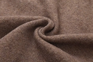 Vista macro dettagliata della morbida trama in maglia cashmere di questo cardigan marrone