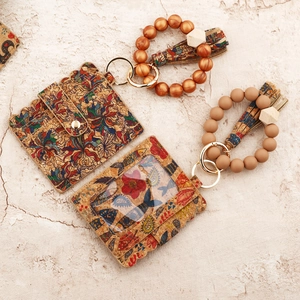 Tarjetero de corcho bohemio con flores y llavero de pulsera con cuentas