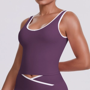 Vue latérale du débardeur de yoga violet avec col en U blanc et bordures contrastées