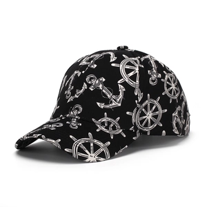 Detailaufnahme von Anker- und Steuerrad-Print auf einer schwarzen Baseballkappe