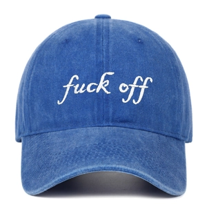 Gros plan détaillé de la broderie blanche sur la casquette en denim bleu délavé