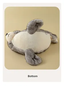 Dettaglio della pancia del morbido peluche a forma di foca con trama e etichetta