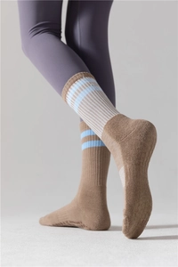 Détail de chaussettes de yoga en coton marron à rayures bleues et texture éponge épaisse