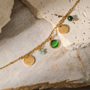 Bracciale bohémien in acciaio inossidabile placcato oro 18K con pietre verdi su sfondo di pietra