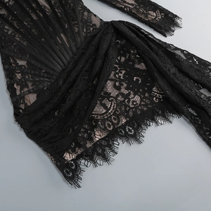 Gros plan sur la dentelle noire et les baleines en satin d'une robe corset sexy
